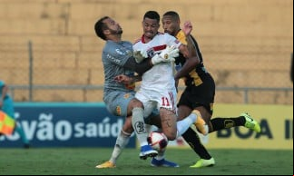 Atacante Luciano e goleiro Giovanni disputam bola no jogo Novorizontino x São Paulo, pelo Campeonato Paulista