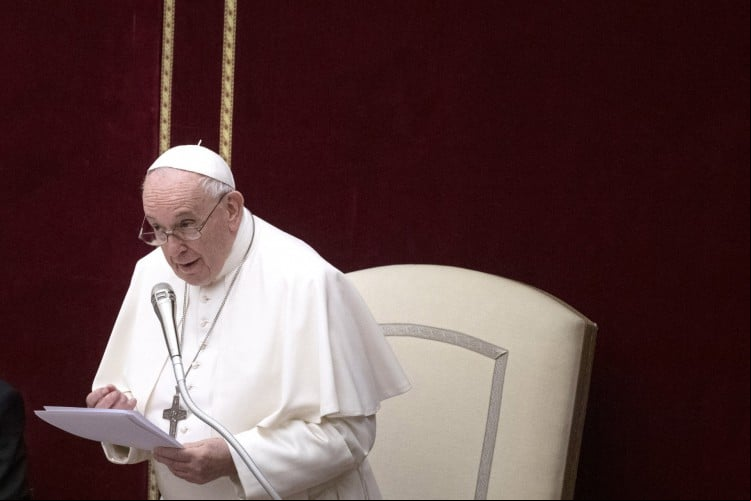 Papa Francisco pede aos governos mais investimentos em educação, não em armas