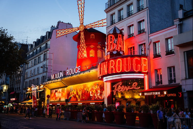 Turistas em frente ao famoso cabaré Moulin Rouge, em 2023 Turistas em frente ao famoso cabaré Moulin Rouge, em 2023