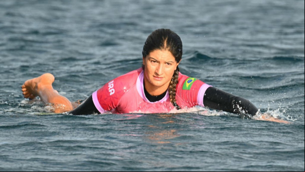 Luana Silva, do Brasil, nas quartas de final do surfe feminino da Olimpíada de Paris-2024, em Teahupo'o, no Taiti