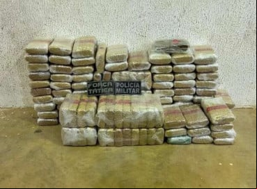 Mais de 135 quilos de maconha, dividida em três caixotes, foram apreendidas dentro de caminhão 