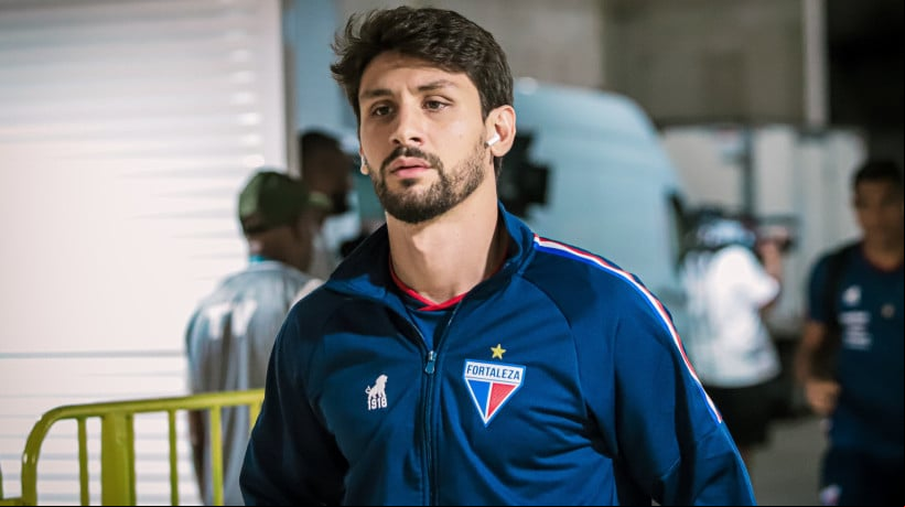 Volante Pedro Augusto na chegada ao Estádio Kleber Andrade para o jogo Cruzeiro x Fortaleza, pelo Campeonato Brasileiro Série A 2024 