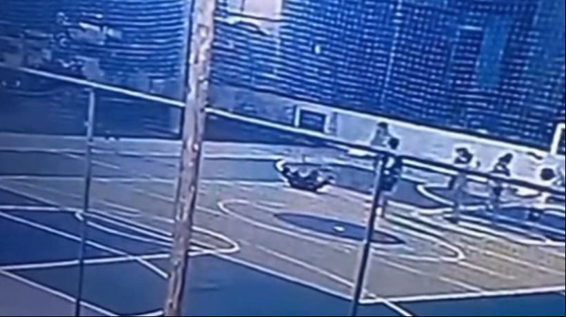 Homem entra na quadra e empurra o adolescente, que vai ao chÃ£o 