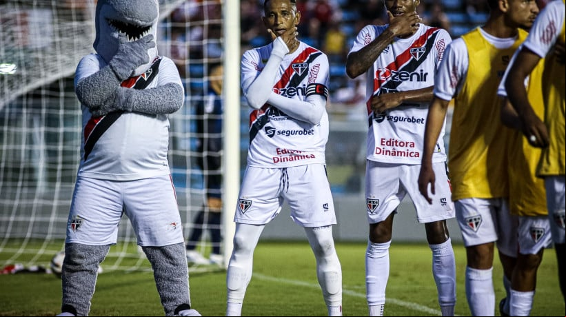 Jogadores comemoram gol de Ciel contra o Santa Cruz 
