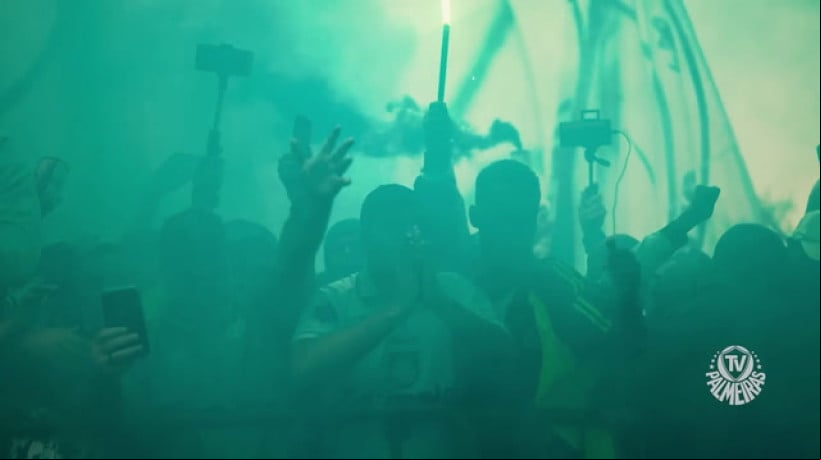 Torcida do Palmeiras faz festa para elenco antes de viagem para os EUA