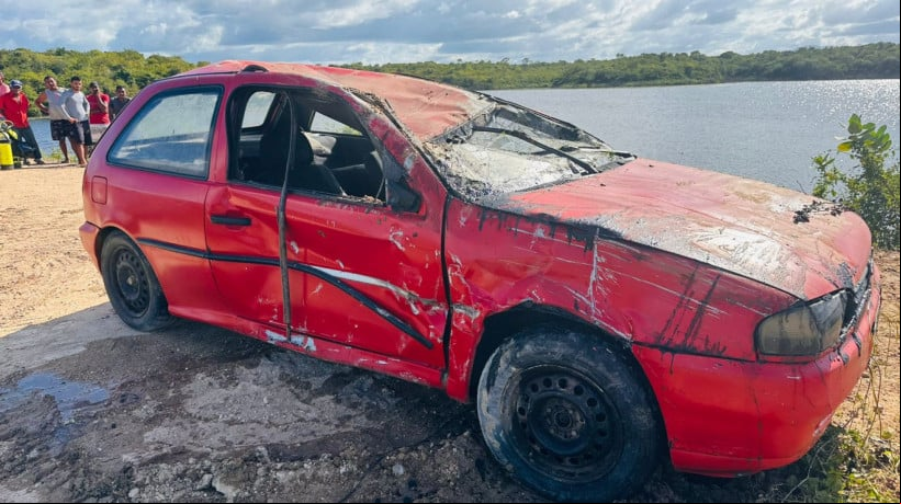 Carro afundado foi deslocado até a margem na manhã dessa segunda-feira, 9
