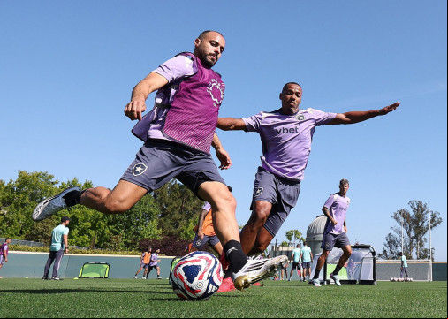 Arthur Cabral treinando com bola ao lado de Marlon Freitas, em Santa Barbara, nos Estados Unidos