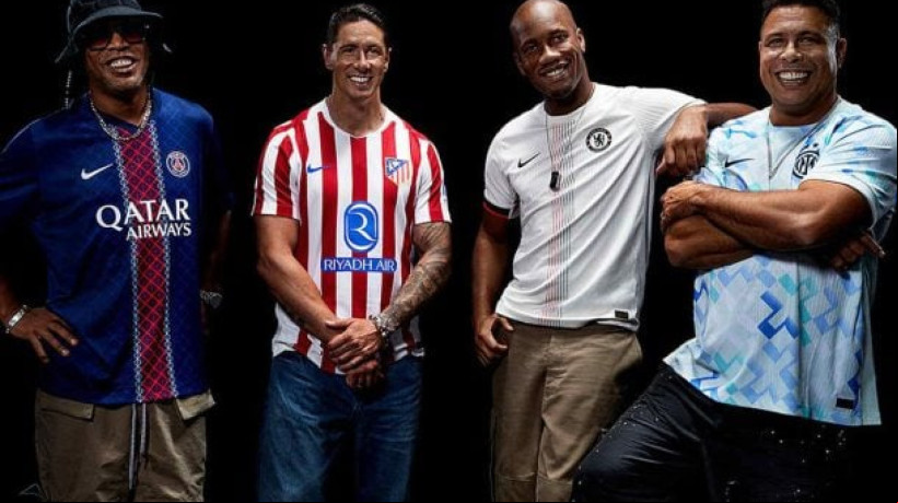 Ronaldinho, Ronaldo, Drogba e Fernando Torres posam com novas camisas de PSG, Inter de Milão, Chelsea e Atlético de Madrid 