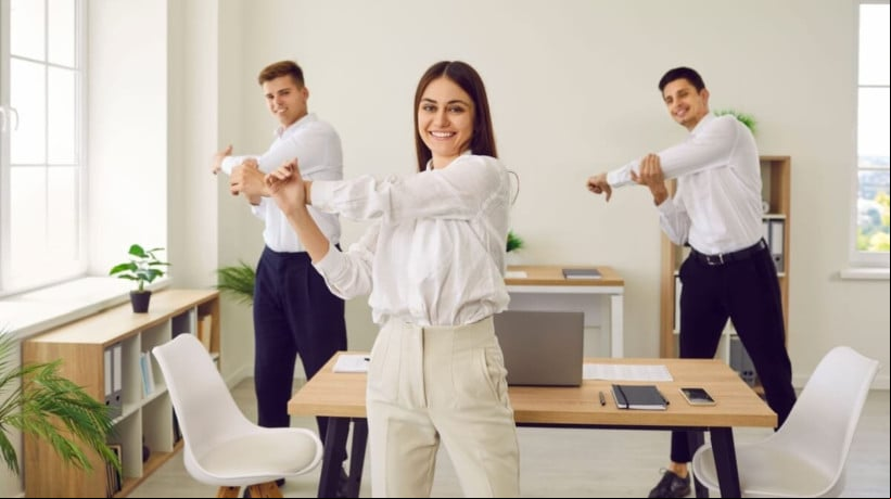 Quem trabalha muito tempo sentado deve fazer pausas com miniexercÃ­cios para combater os efeitos do sedentarismo invisÃ­vel (Imagem: Studio Romantic | Shutterstock) 